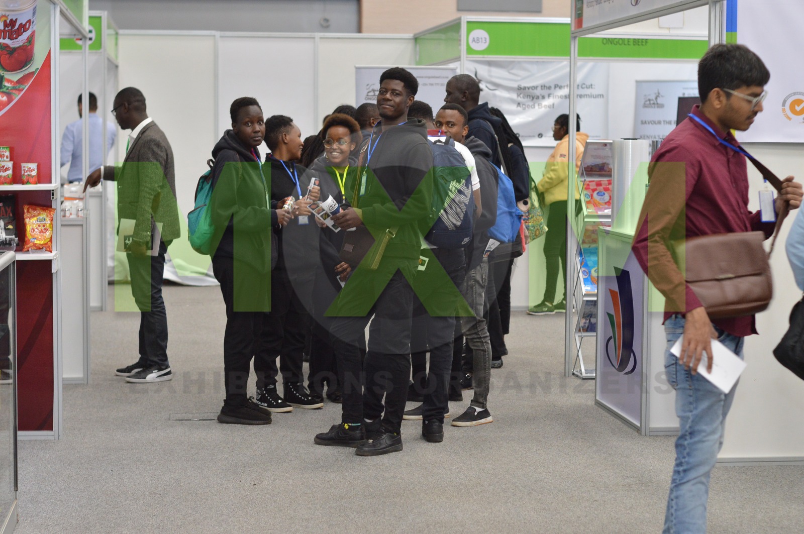 モーダルウィンドウで表示します。